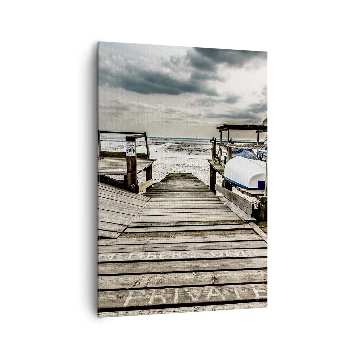 Obraz na płótnie - Drewniany pomost prowadzący na piaszczystą plażę pod zachmurzonym niebem - 70x100cm - Plaża północy - Nowoczesna dekoracja ścienna do salonu i sypialni ARTTOR