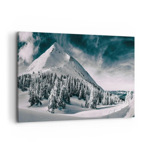 Obraz na płótnie - Ośnieżony szczyt górski otoczony zimowym lasem - 100x70cm - Kraina śniegu i lodu - Nowoczesna dekoracja ścienna do salonu, kuchni i sypialni ARTTOR