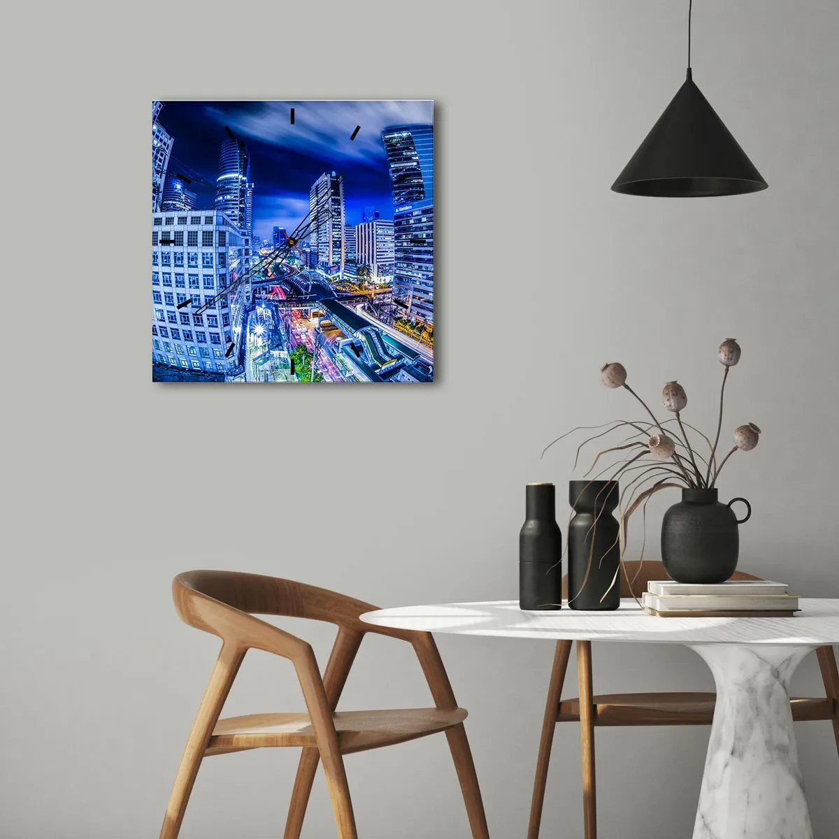 Zegar ścienny - Nocna panorama miasta z drapaczami chmur i światłami ulic - 30x30cm - Rytmy nocnego miasta - Nowoczesna dekoracja ścienna do salonu i sypialni ARTTOR