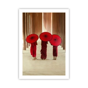 Plakat - Mnisi z czerwonymi parasolkami w świątynnych korytarzach - 50x70cm - W drodze do Czystej Krainy - Nowoczesna dekoracja ścienna do salonu, kuchni i sypialni ARTTOR