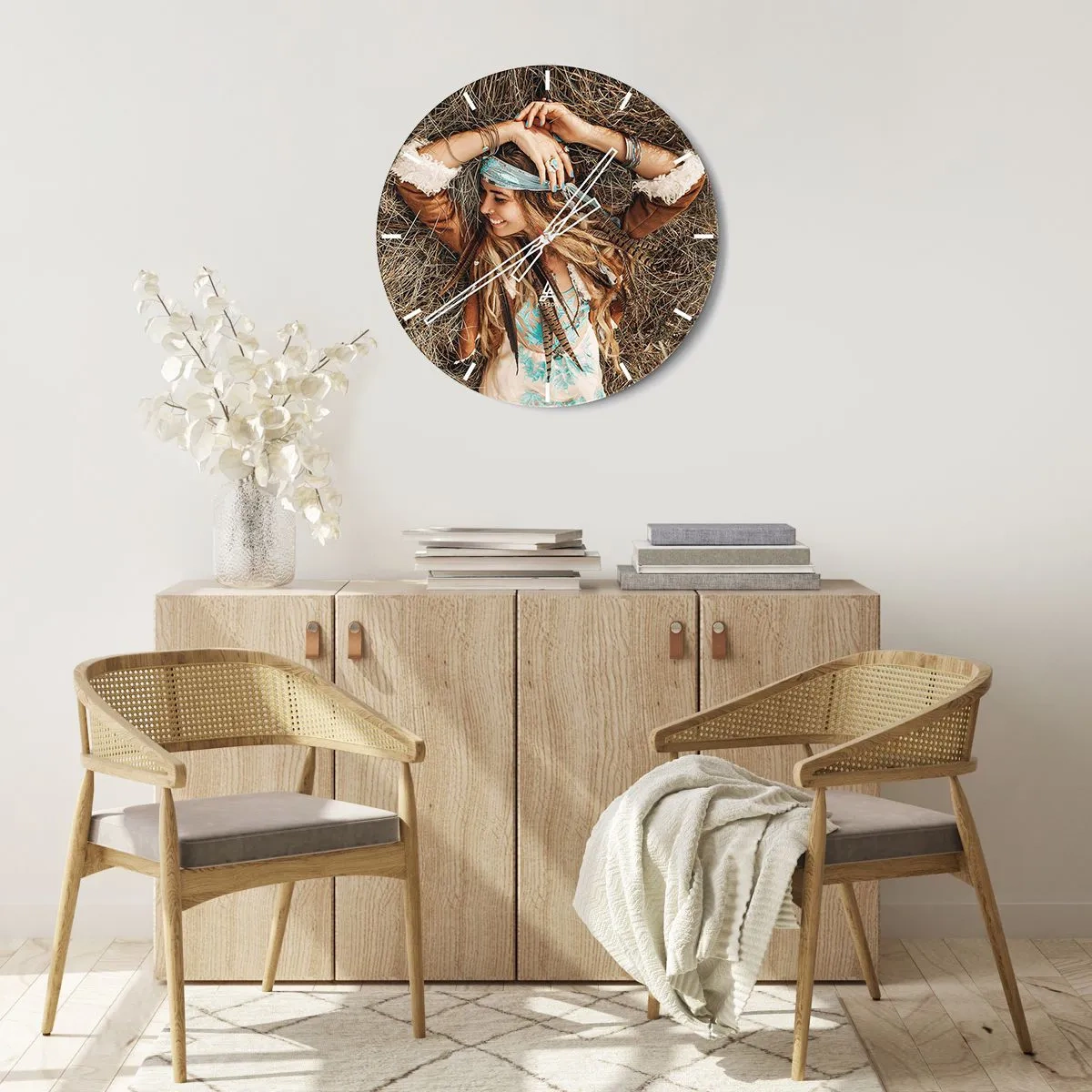 Zegar ścienny - Uśmiechnięta kobieta w stylu boho leżąca na sianie - 30x30cm - W drodze do lata miłości - Nowoczesna dekoracja ścienna do salonu, kuchni i sypialni ARTTOR