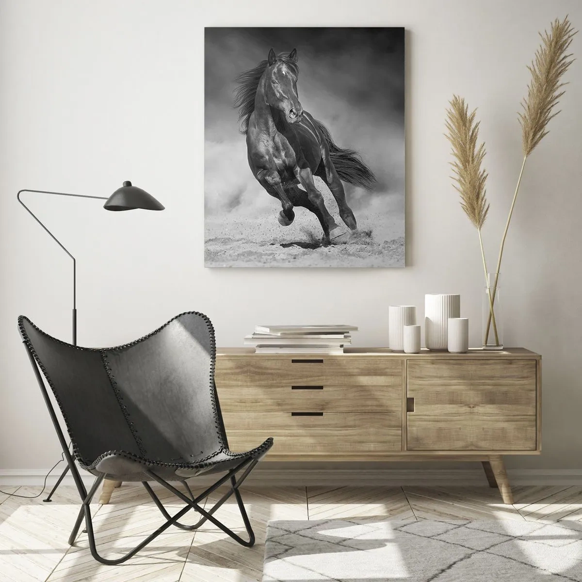 Obraz na szkle - Czarny koń galopujący po piasku w czarno-białej tonacji - 50x70cm - Godny samego emira - Nowoczesna dekoracja ścienna do salonu, kuchni i sypialni ARTTOR