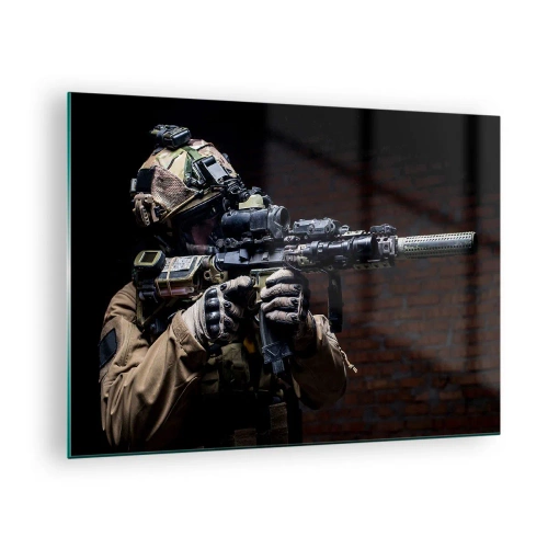 Obraz na szkle - Żołnierz w pełnym wyposażeniu z karabinem na tle ceglanej ściany - 70x50cm - Zabójczo skuteczny - Nowoczesna dekoracja ścienna do salonu i sypialni ARTTOR