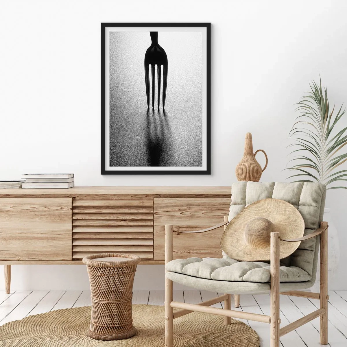 Plakat w czarnej ramie - Światło i cień - Minimalistyczna czarno-biała fotografia widelca i cienia - 50x70cm
