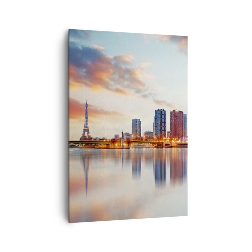 Obraz na płótnie - Panorama nowoczesnych budynków i Wieży Eiffla nad wodą - 70x100cm - Monumentalny spokój Paryża - Nowoczesna dekoracja ścienna do salonu i sypialni ARTTOR