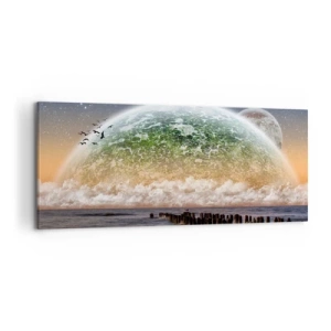 Obraz na płótnie - Fantastyczny krajobraz z wielką planetą nad morzem i drewnianym pomostem. - 120x50cm - I świat wyłonił się z wody - Nowoczesna dekoracja ścienna do salonu i sypialni ARTTOR