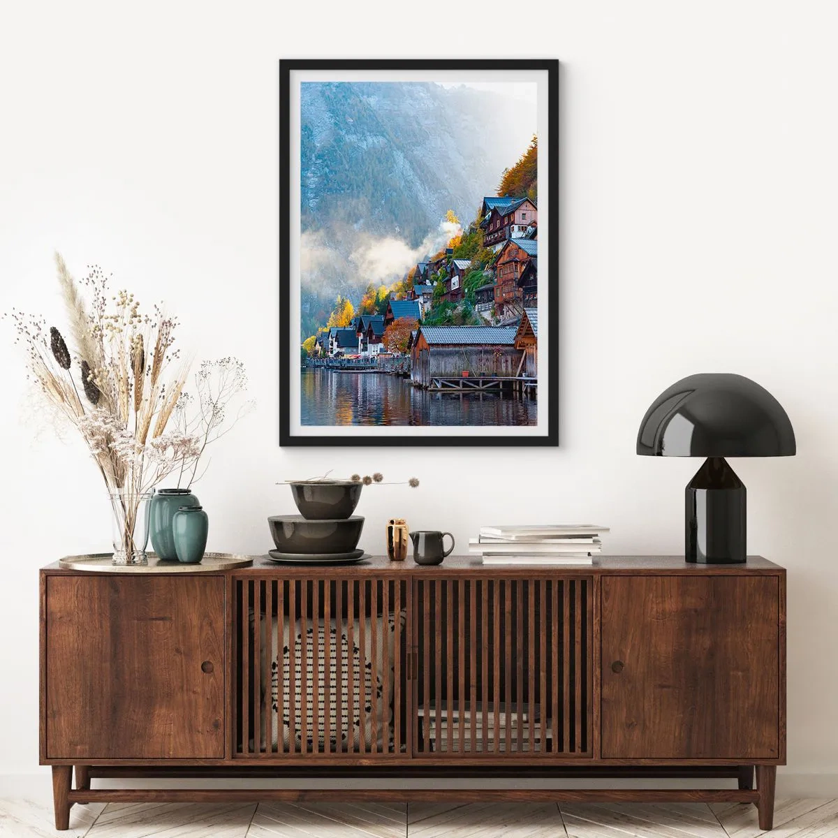 Plakat w czarnej ramie - Górskie miasteczko nad jeziorem otoczone jesienną aurą - 50x70cm - Alpejskie klimaty - Nowoczesna dekoracja ścienna do salonu i sypialni ARTTOR