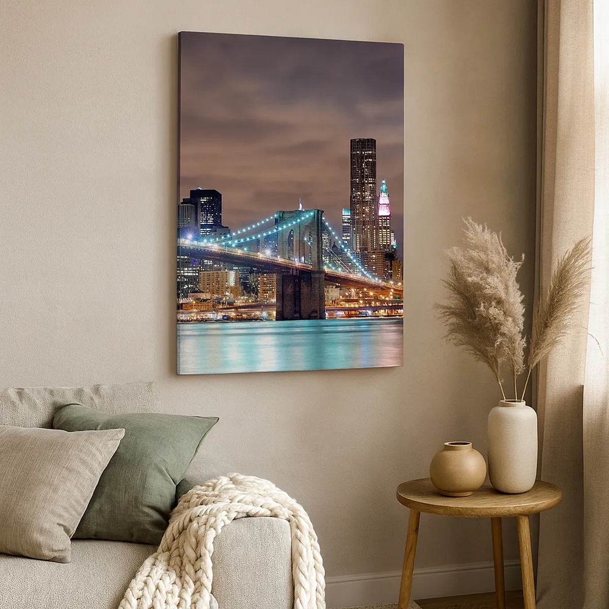 Obraz na płótnie - Brooklyn Bridge z oświetleniem nocnym i panoramą miasta - 50x70cm - Światła wielkiego miasta - Nowoczesna dekoracja ścienna do salonu, kuchni i sypialni ARTTOR