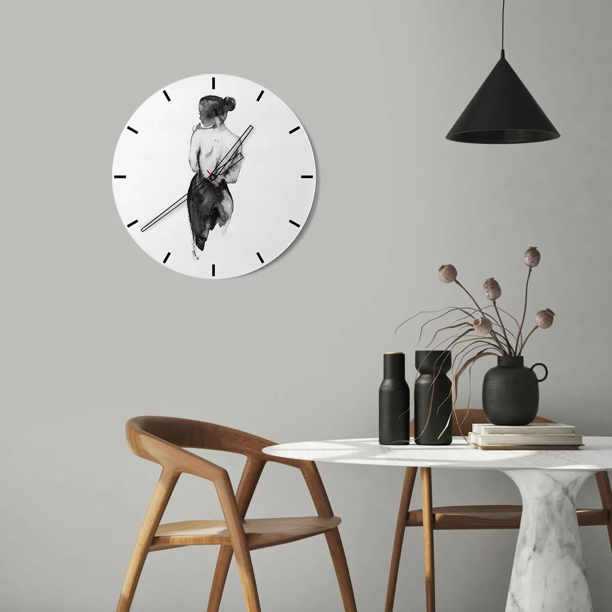 Zegar ścienny - Czarno-biała sylwetka kobiety z odsłoniętymi plecami - 30x30cm - Przy niej świat znika - Nowoczesna dekoracja ścienna do salonu, kuchni i sypialni ARTTOR