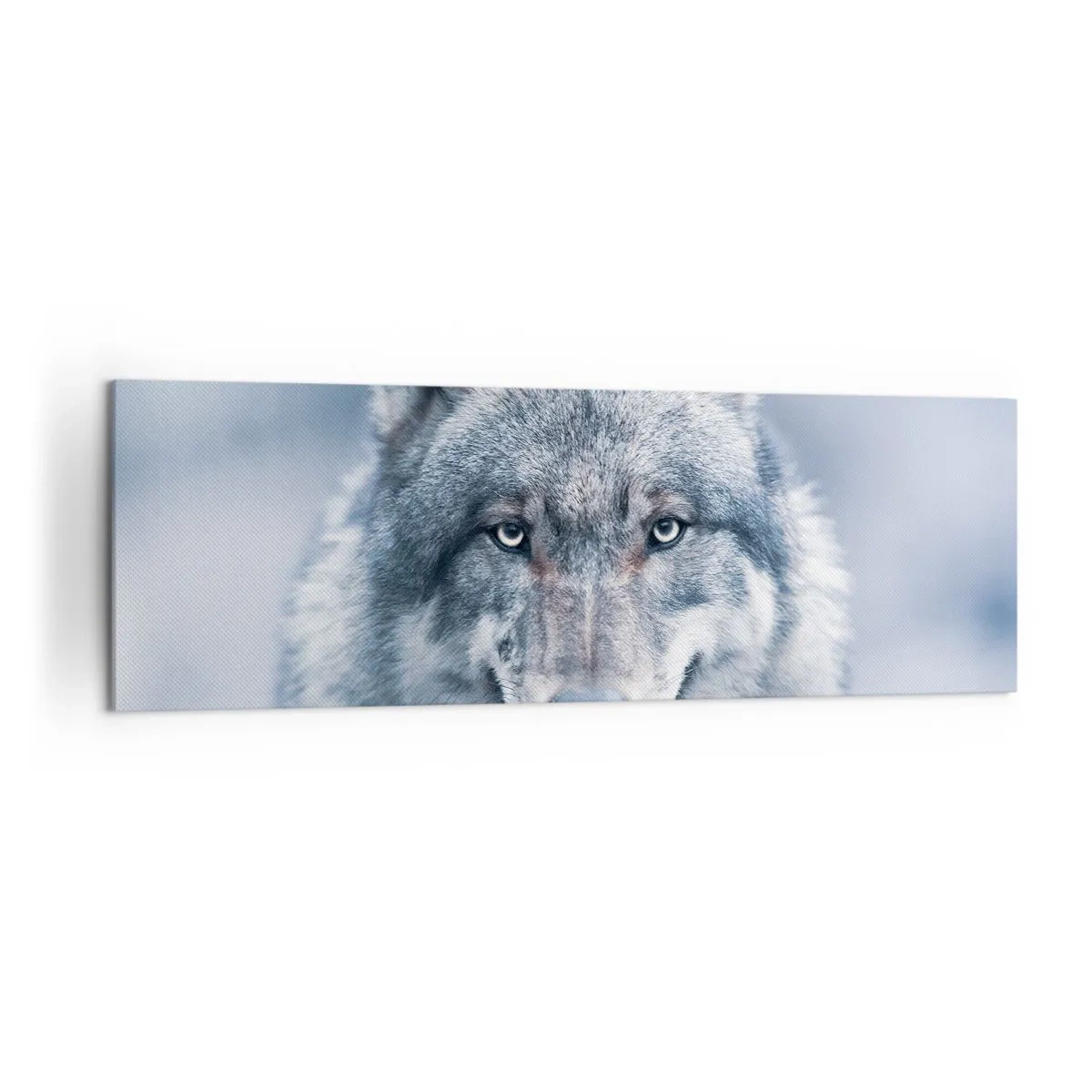 Obraz na płótnie - Wilk z intensywnym spojrzeniem w zimowym krajobrazie - 160x50cm - Podejmiesz wyzwanie? - Nowoczesna dekoracja ścienna do salonu i sypialni ARTTOR