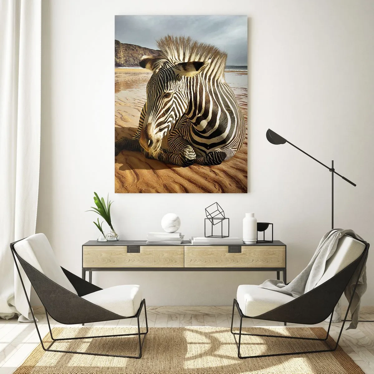 Obraz na szkle - Zebra odpoczywająca na piaszczystej plaży z klifami w tle - 70x100cm - Pasujemy do siebie - Nowoczesna dekoracja ścienna do salonu i sypialni ARTTOR