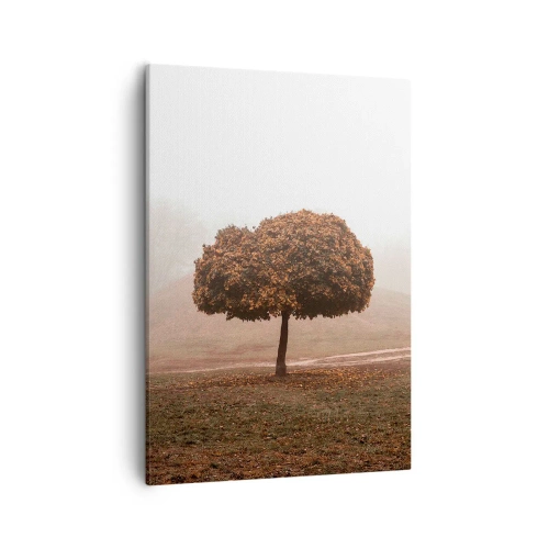 Obraz na płótnie - Jesienne drzewo samotnie stojące we mgle na tle pagórkowatego krajobrazu - 50x70cm - Po pracowitym lecie - Nowoczesna dekoracja ścienna do salonu, kuchni i sypialni ARTTOR