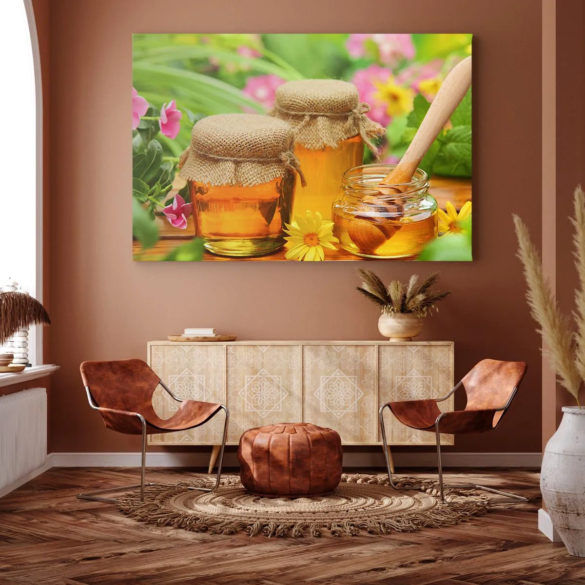 Obraz na płótnie - Słoiki miodu z kwiatami na tle letniego ogrodu - 120x80cm - Słodko i kwiatowo - Nowoczesna dekoracja ścienna do salonu, kuchni i sypialni ARTTOR