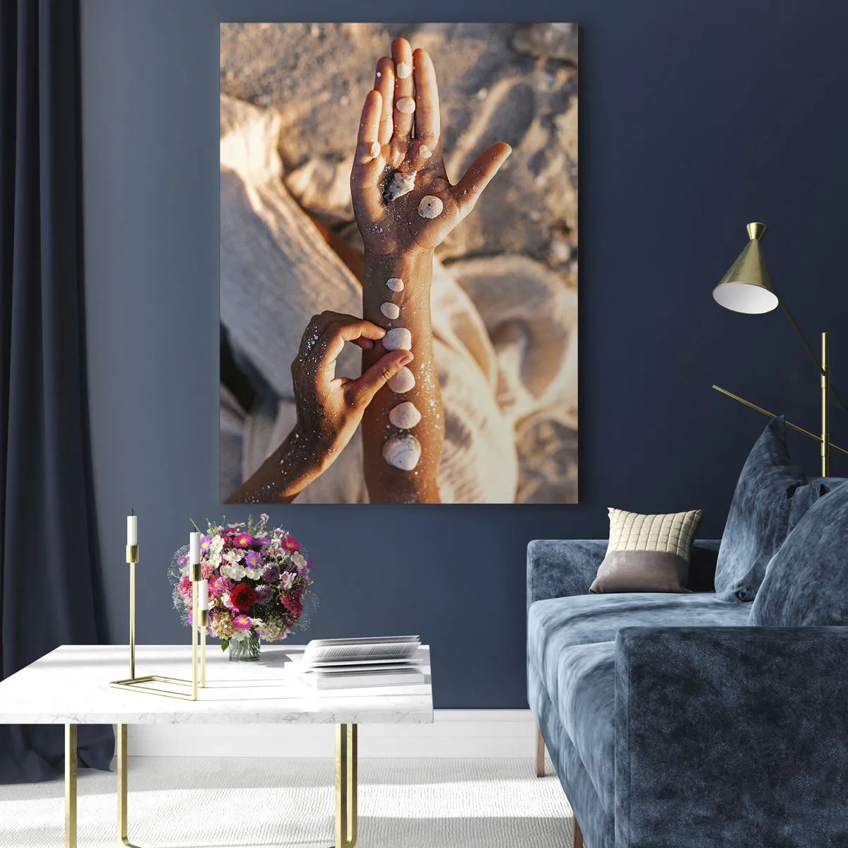 Obraz na szkle - Dłonie dziecka z muszelkami na tle piasku i tkaniny - 50x70cm - Piękno w zasięgu ręki - Nowoczesna dekoracja ścienna do salonu, kuchni i sypialni ARTTOR