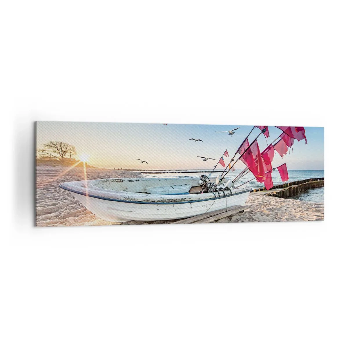 Obraz na płótnie - Łódka na plaży o świcie z mewami i czerwonymi flagami - 160x50cm - Zasłużony odpoczynek - Nowoczesna dekoracja ścienna do salonu i sypialni ARTTOR