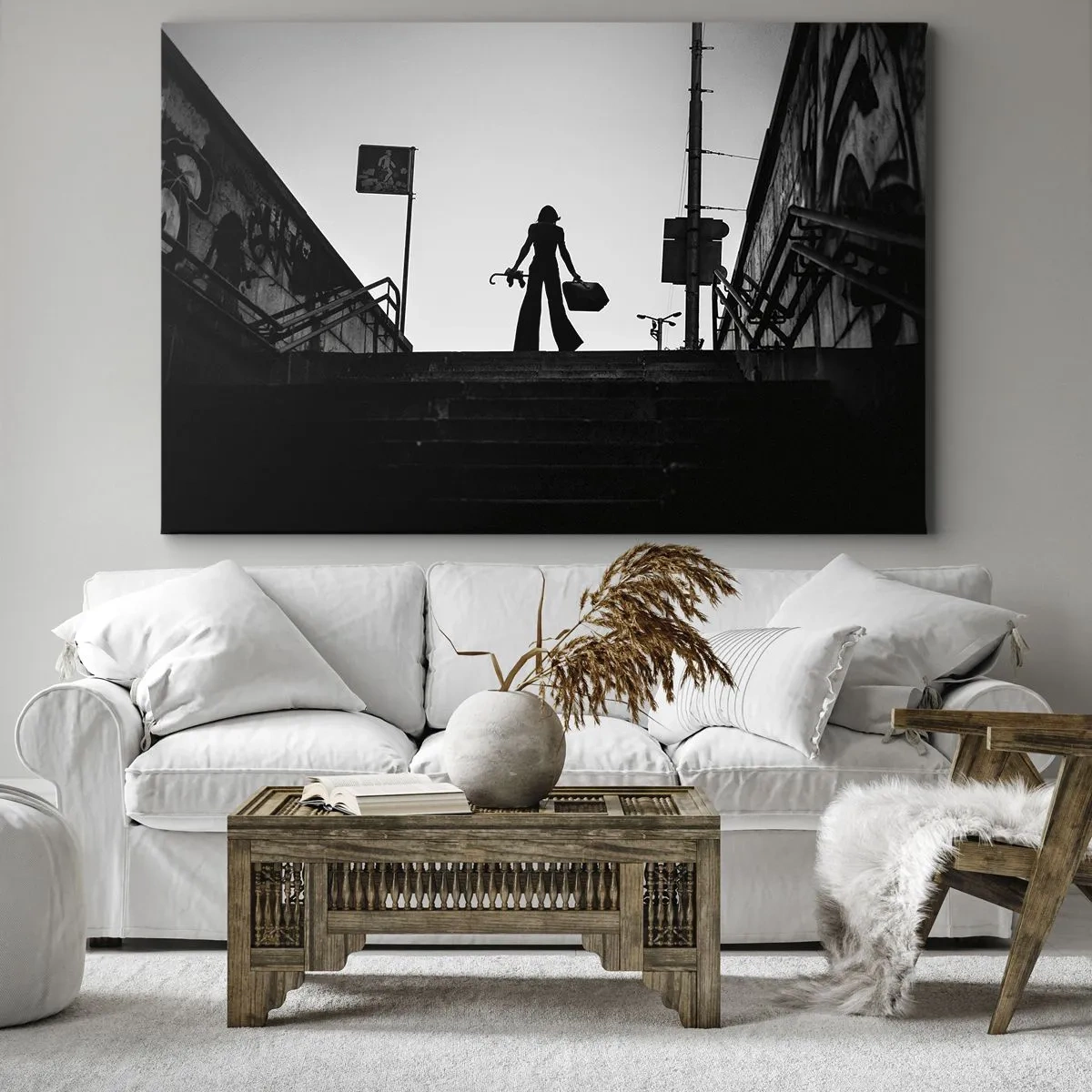 Obraz na płótnie - Postać kobiety na schodach w czerni i bieli z dynamicznym klimatem - 70x50cm - Miejska wędrówka - Nowoczesna dekoracja ścienna do salonu i sypialni ARTTOR