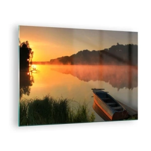 Obraz na szkle - Wschód słońca nad spokojnym jeziorem z łódką przy brzegu - 70x50cm - Wschód słońca nad wodą jak tafla lustra - Nowoczesna dekoracja ścienna do salonu i sypialni ARTTOR