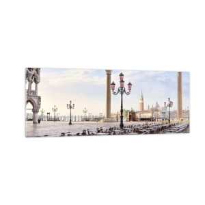 Obraz na szkle - Wenecja, widok na plac z kolumnami i ustawionymi stolikami kawiarni - 140x50cm - Zapraszamy, wszystko gotowe - Nowoczesna dekoracja ścienna do salonu i sypialni ARTTOR