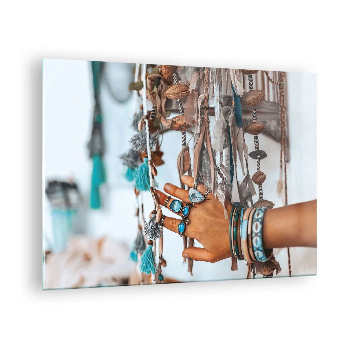 Obraz na szkle - Ręka z biżuterią w stylu boho dotykająca etnicznej dekoracji - 70x50cm - Lokalne skarby - Nowoczesna dekoracja ścienna do salonu i sypialni ARTTOR