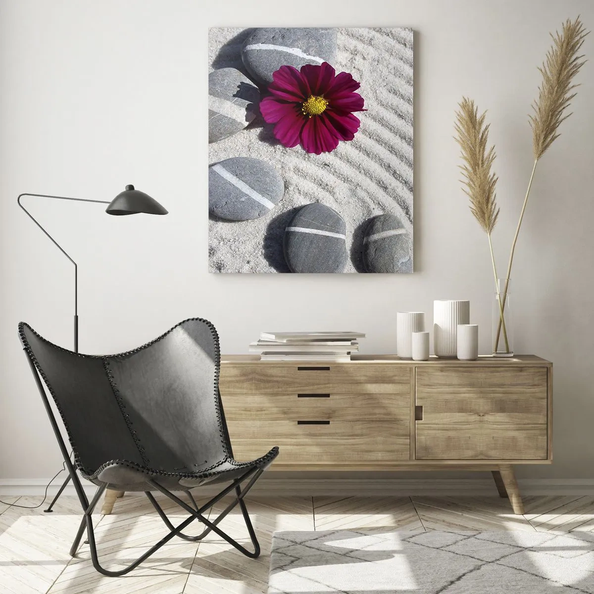 Obraz na szkle - Kamienie z białymi paskami i fioletowy kwiat na piasku w stylu zen - 50x70cm - Energia i spokój magicznego kręgu natury - Nowoczesna dekoracja ścienna do salonu, kuchni i sypialni ARTTOR