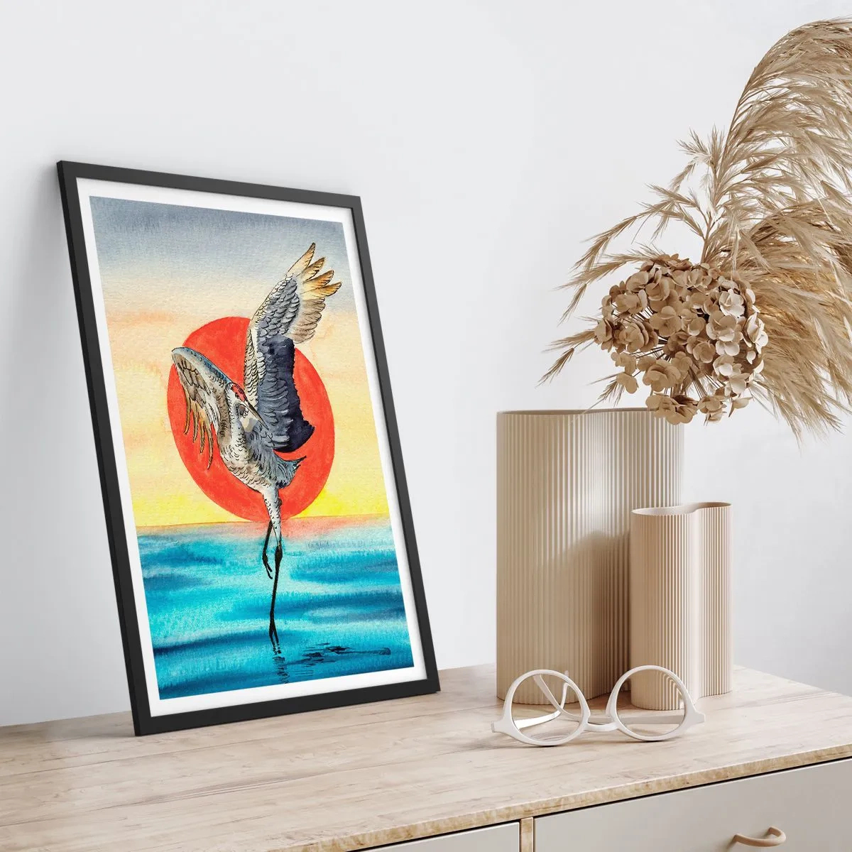 Plakat w czarnej ramie - Żuraw unoszący się nad wodą na tle czerwonego słońca - 50x70cm - Czas wracać - Nowoczesna dekoracja ścienna do salonu i sypialni ARTTOR