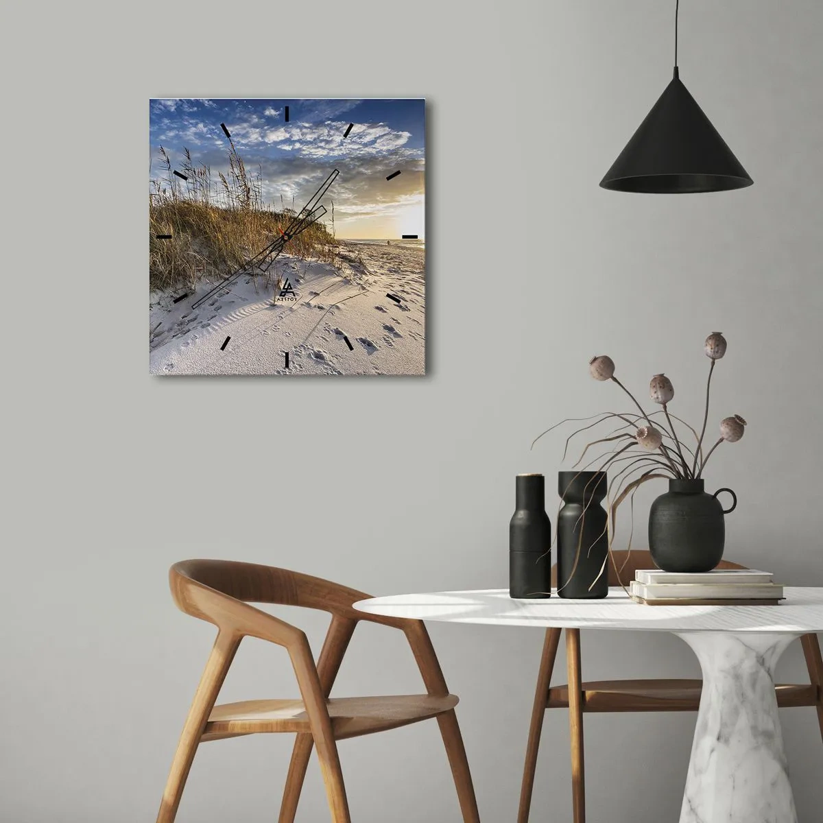 Zegar ścienny - Wydmy z trawą i ślady na piasku przy zachodzie słońca - 30x30cm - Zaproszenie na spacer - Nowoczesna dekoracja ścienna do salonu i sypialni ARTTOR