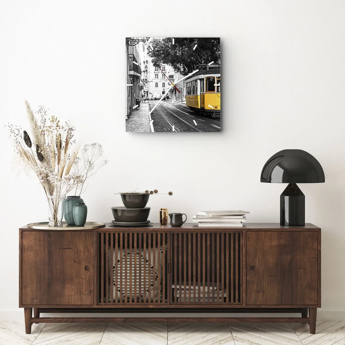 Zegar ścienny - Żółty tramwaj na tle czarno-białej uliczki - 30x30cm - I fado w tle - Nowoczesna dekoracja ścienna do salonu i sypialni ARTTOR