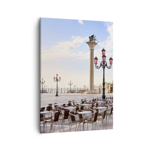 Obraz na płótnie - Plac z lampami i kolumną, puste krzesła - 50x70cm - Zapraszamy, wszystko gotowe - Nowoczesna dekoracja ścienna do salonu, kuchni i sypialni ARTTOR