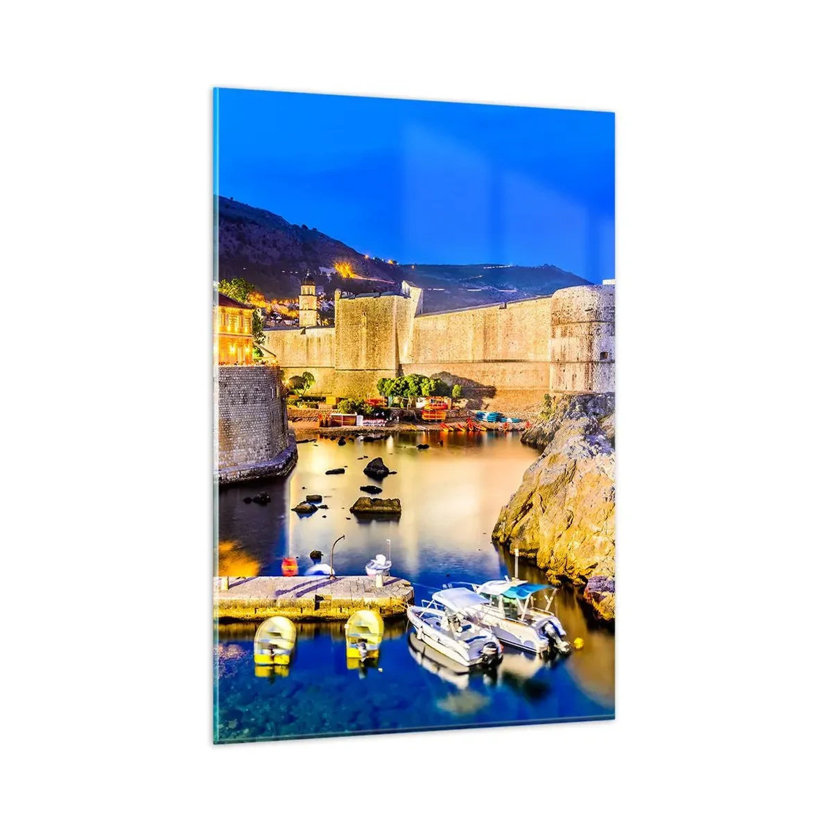 Obraz na szkle - Malowniczy port nocą z oświetlonymi budynkami - 80x120cm - Rozświetlona noc nad Adriatykiem - Nowoczesna dekoracja ścienna do salonu i sypialni ARTTOR