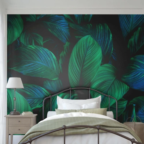 Fototapeta Standard Eco - Soczyste zielone liście w gęstej, tropikalnej kompozycji - 100x70cm - W zielonym tłumie - Nowoczesna dekoracja ścienna do salonu i sypialni ARTTOR