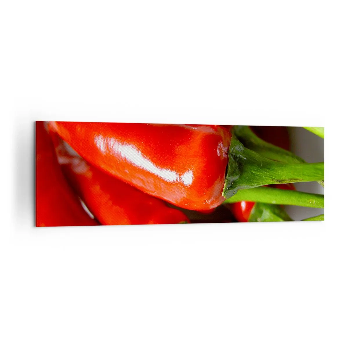 Obraz na płótnie - Zbliżenie na czerwone papryczki chili z zielonymi ogonkami - 160x50cm - Soczyste, błyszczące, gładkie - Nowoczesna dekoracja ścienna do salonu i sypialni ARTTOR