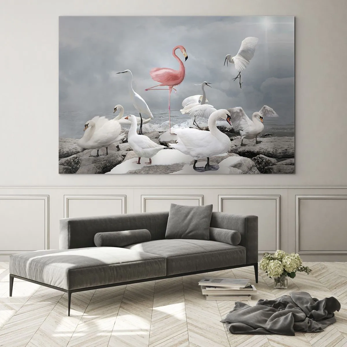 Obraz na szkle - Różowy flaming wśród białych łabędzi i czapli na tle wody - 70x50cm - Skąd się tu wziąłem? - Nowoczesna dekoracja ścienna do salonu i sypialni ARTTOR