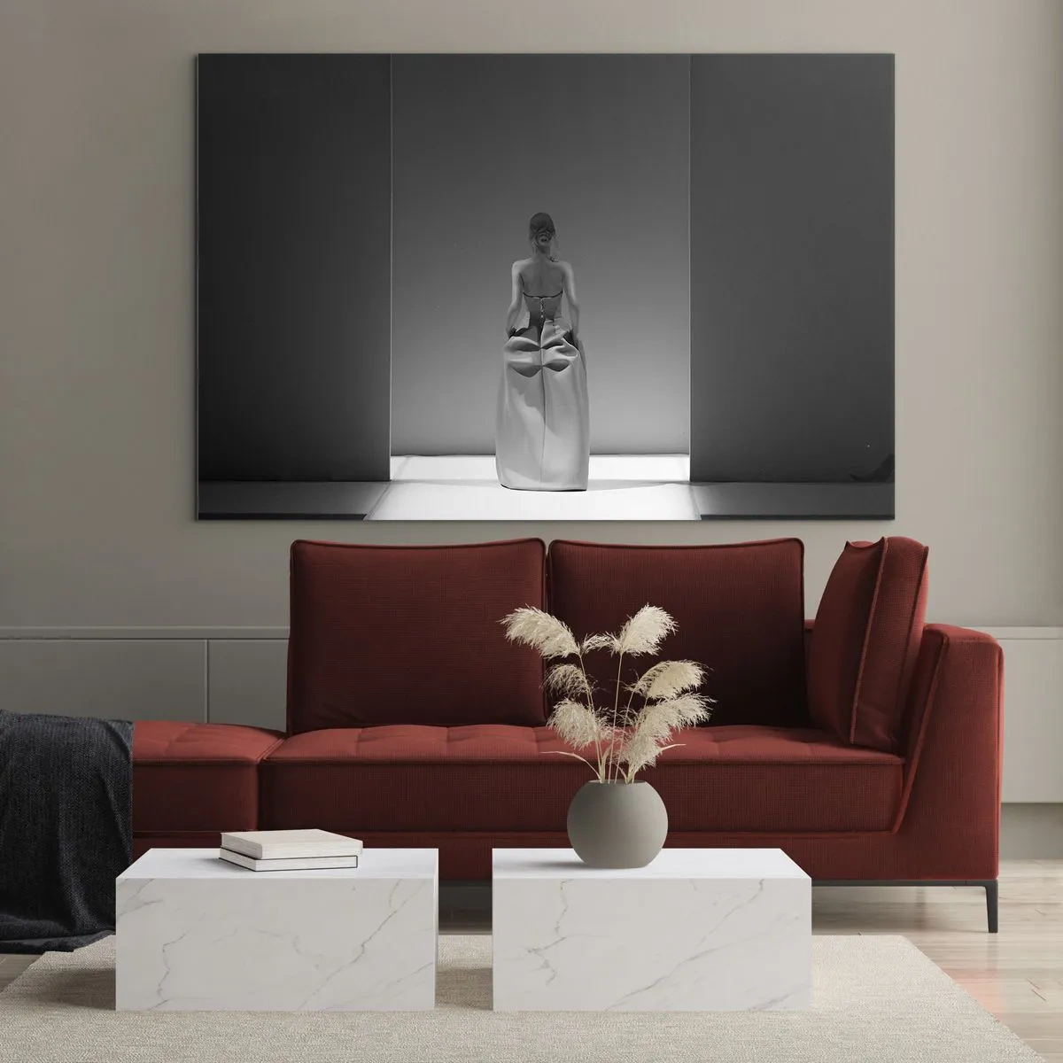 Obraz na szkle - Czarno-białe zdjęcie kobiety w sukni na tle światła - 70x50cm - Wyrafinowana prostota - Nowoczesna dekoracja ścienna do salonu i sypialni ARTTOR