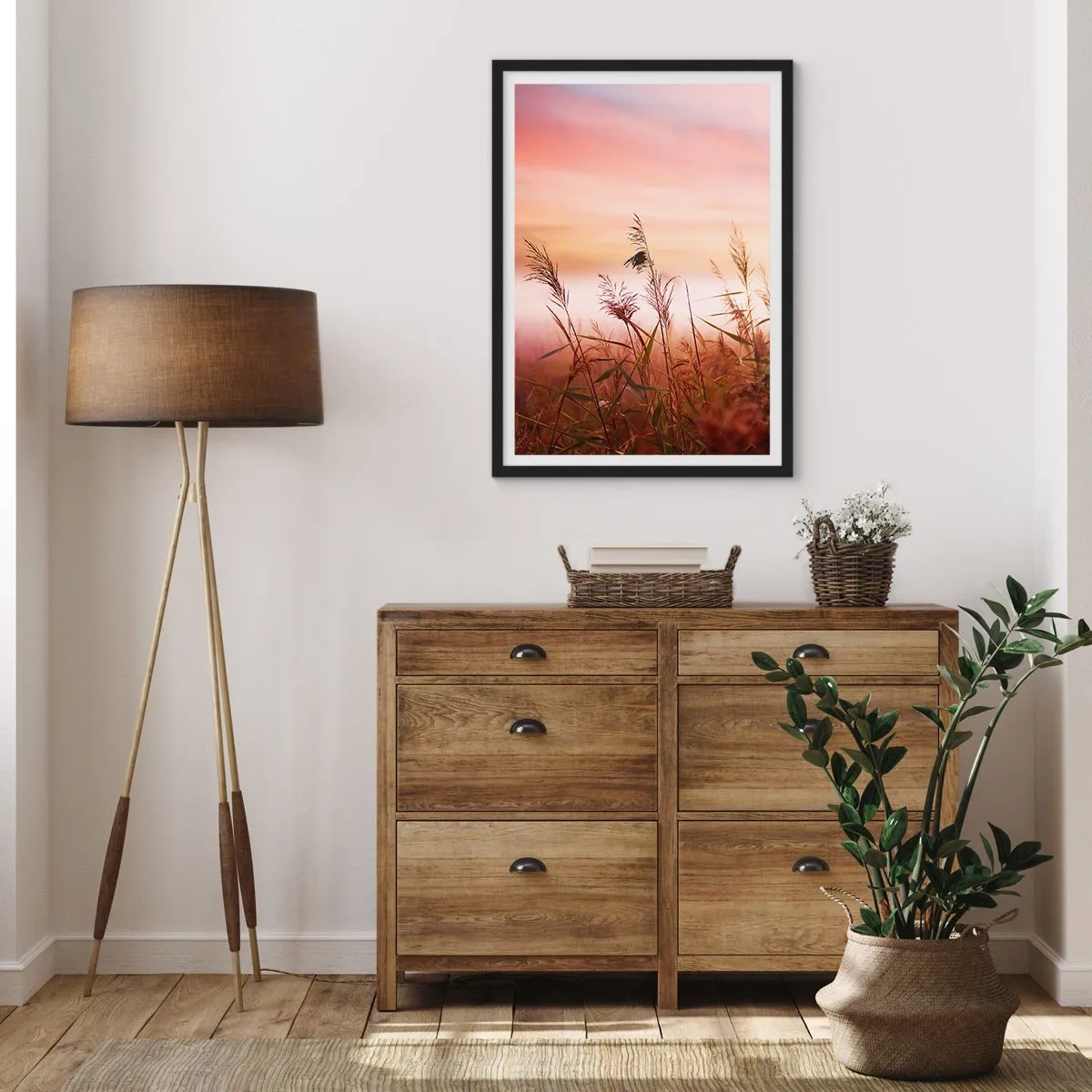 Plakat w czarnej ramie - Trawy na tle kolorowego nieba o zachodzie słońca - 50x70cm - Latawce, dmuchawce, wiatr - Nowoczesna dekoracja ścienna do salonu i sypialni ARTTOR