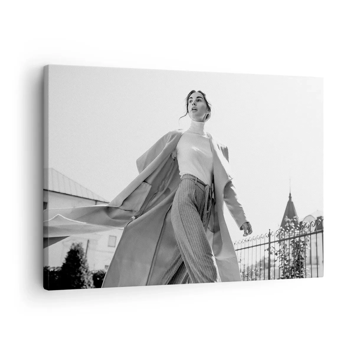 Obraz na płótnie - Stylowa kobieta w płaszczu na tle architektury w czerni i bieli - 70x50cm - Idziesz ze mną? - Nowoczesna dekoracja ścienna do salonu i sypialni ARTTOR