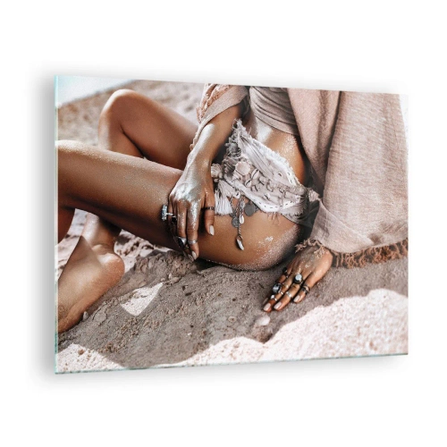 Obraz na szkle - Kobieca sylwetka na piaszczystej plaży - 70x50cm - Wyrzucona przez fale? - Nowoczesna dekoracja ścienna do salonu i sypialni ARTTOR