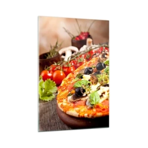 Obraz na szkle - Pizza z oliwkami, bazylią i świeżymi składnikami na drewnianym tle - 70x100cm - Z tellurycznych ingrediencji - Nowoczesna dekoracja ścienna do salonu i sypialni ARTTOR