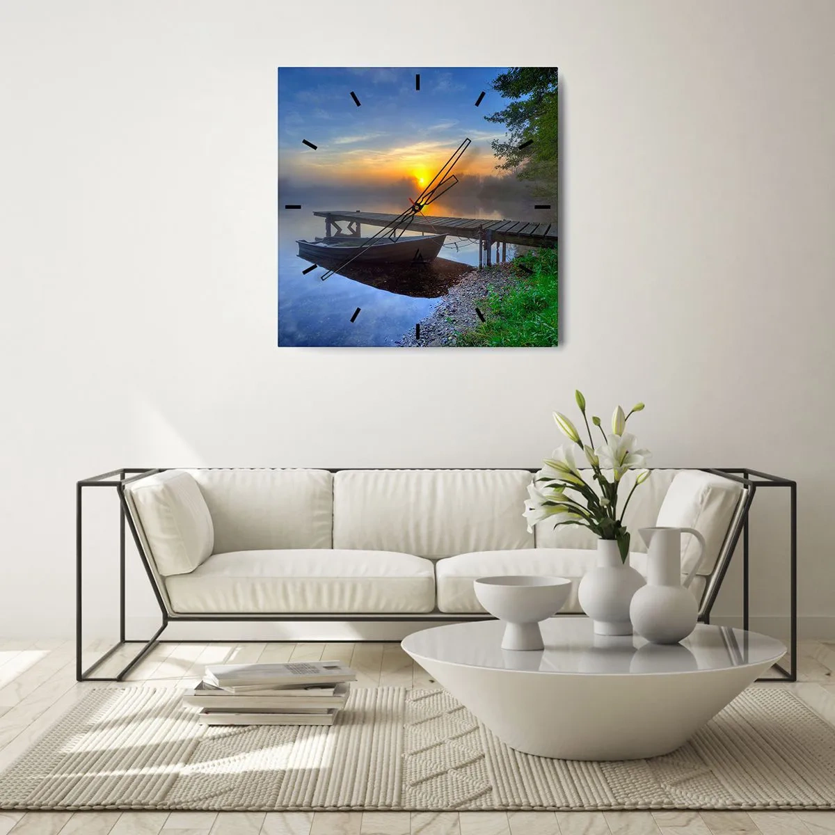 Zegar ścienny - Pomost nad jeziorem o wschodzie słońca z łodzią przy brzegu - 30x30cm - Jak zwyczajne zamienia się w magiczne - Nowoczesna dekoracja ścienna do salonu i sypialni ARTTOR
