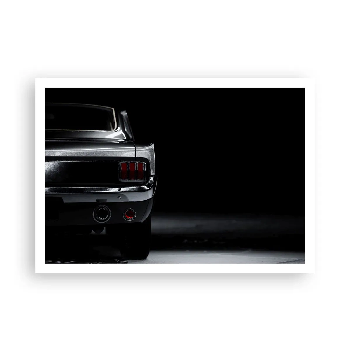 Plakat - Czarno-biały obraz przedstawiający tylną część klasycznego samochodu na tle ciemnej przestrzeni - 100x70cm - Czar klasyki - Nowoczesna dekoracja ścienna do salonu i sypialni ARTTOR