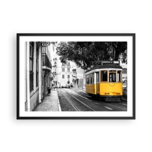 Plakat w czarnej ramie - Żółty tramwaj na tle czarno-białej uliczki - 70x50cm - I fado w tle - Nowoczesna dekoracja ścienna do salonu i sypialni ARTTOR