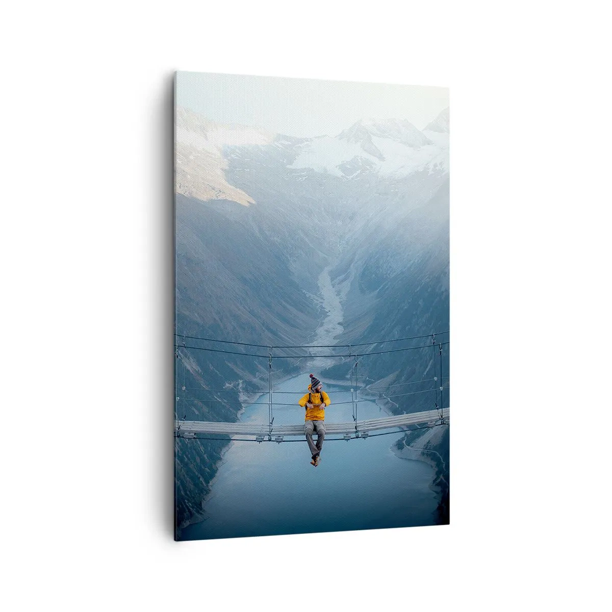 Obraz na płótnie - Osoba w żółtej kurtce siedząca na wiszącym moście nad górskim jeziorem - 80x120cm - Zachwycony w zawieszeniu - Nowoczesna dekoracja ścienna do salonu i sypialni ARTTOR