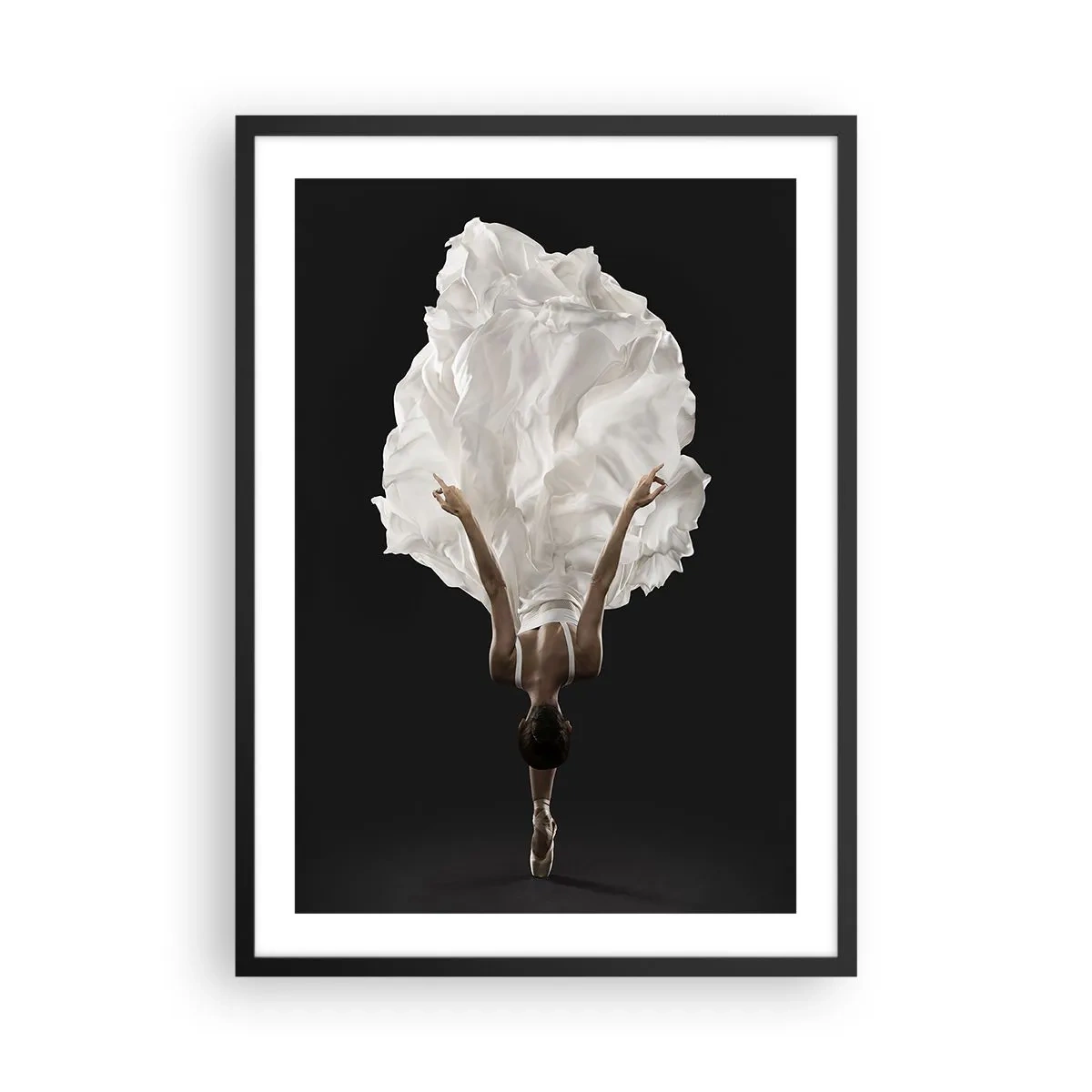 Plakat w czarnej ramie - Tancerka w białej sukni unosząca się w powietrzu, na czarnym tle - 50x70cm - Niezwykłe pas - Nowoczesna dekoracja ścienna do salonu i sypialni ARTTOR
