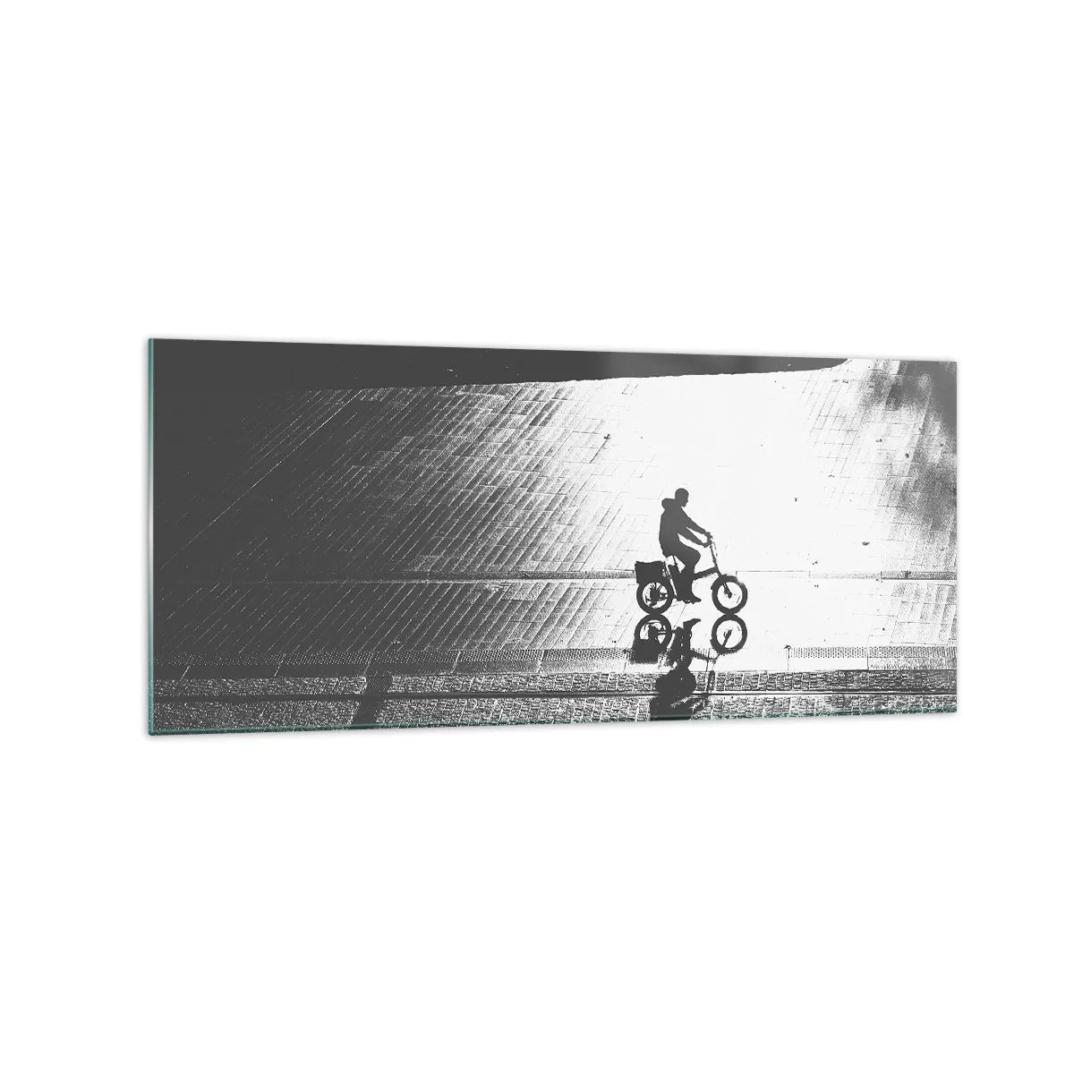 Obraz na szkle - Czarno-biała sylwetka rowerzysty na mokrej ulicy - 120x50cm - Przed siebie, przez miasto - Nowoczesna dekoracja ścienna do salonu i sypialni ARTTOR