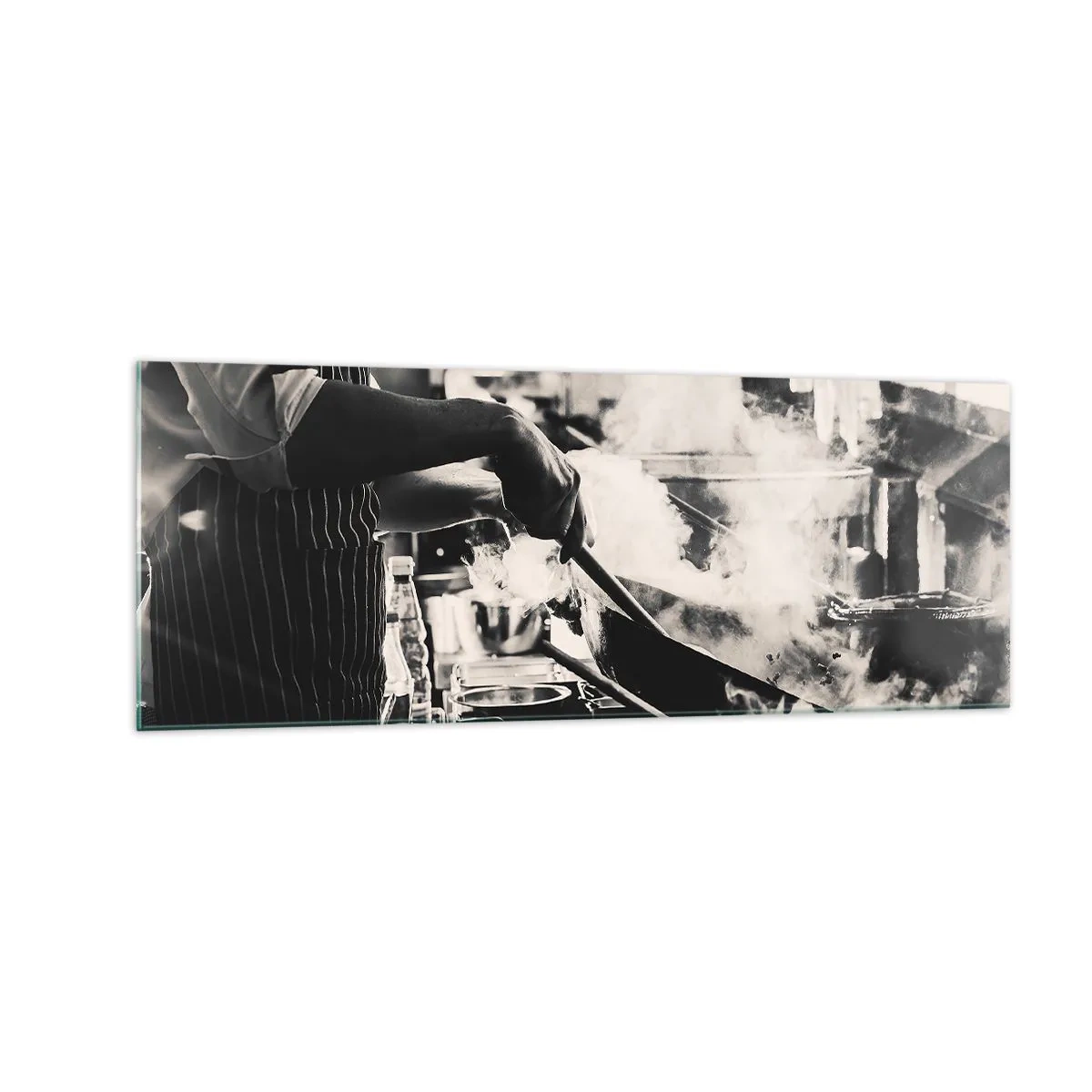 Obraz na szkle - Kucharz przy pracy w kuchni z parą unoszącą się z patelni - 140x50cm - Alchemia smaków - Nowoczesna dekoracja ścienna do salonu i sypialni ARTTOR