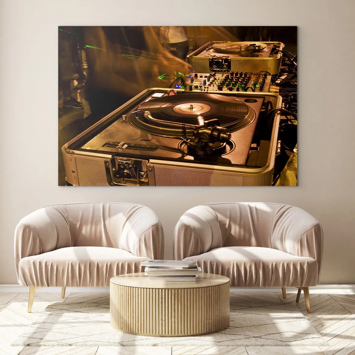 Obraz na szkle - Gramofon na tle imprezy z dynamicznymi efektami świetlnymi - 120x80cm - Czujesz tę moc? - Nowoczesna dekoracja ścienna do salonu, kuchni i sypialni ARTTOR