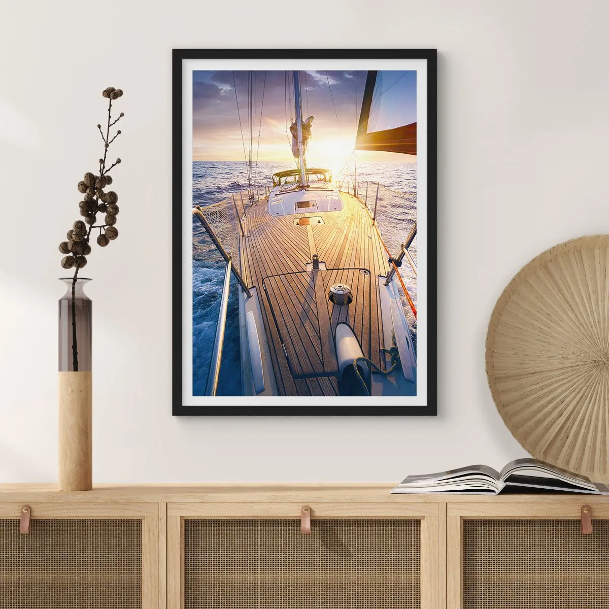 Plakat w czarnej ramie - Pokład jachtu z widokiem na ocean i zachód słońca - 50x70cm - Biegnąca po falach - Nowoczesna dekoracja ścienna do salonu i sypialni ARTTOR