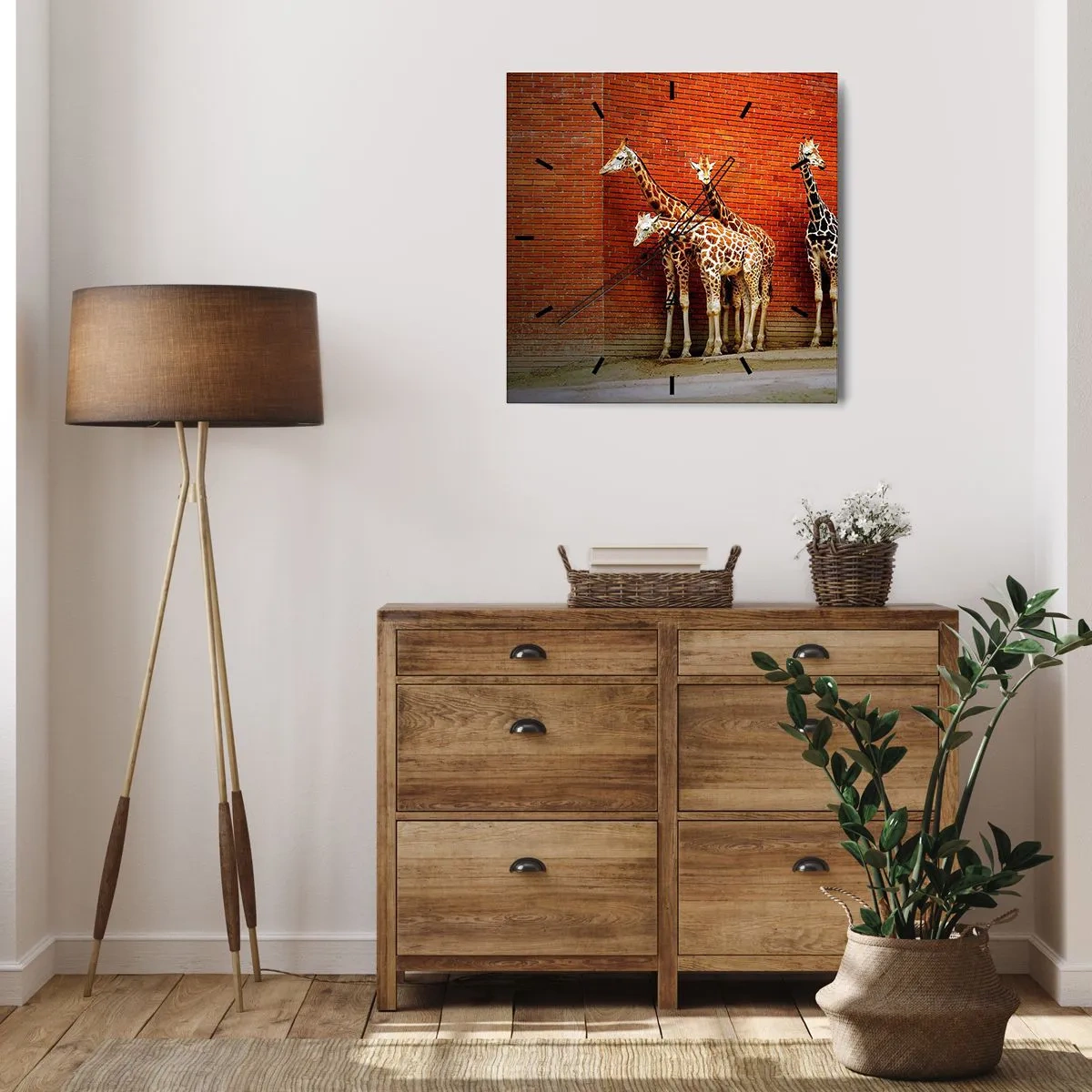 Zegar ścienny - Cztery żyrafy na tle ceglanej ściany w artystycznej scenerii - 30x30cm - Widzicie jakąś akację? - Nowoczesna dekoracja ścienna do salonu i sypialni ARTTOR