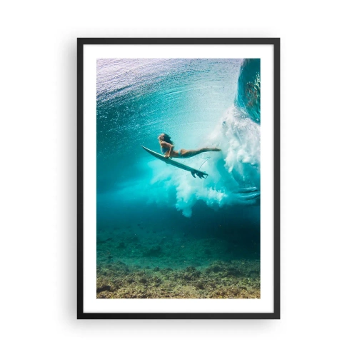 Plakat w czarnej ramie - Surferka pod wodą w dynamicznej scenie z turkusowymi falami - 50x70cm - Podwodny świat - Nowoczesna dekoracja ścienna do salonu i sypialni ARTTOR