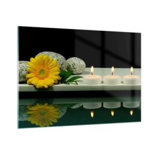 Obraz na szkle - Świece, kamienie i żółty kwiat odbite w wodzie - 100x70cm - Ukojenie zmysłów - Nowoczesna dekoracja ścienna do salonu, kuchni i sypialni ARTTOR