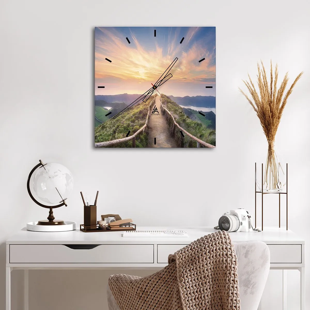 Zegar ścienny - Malownicza ścieżka na wzgórzu z widokiem na zachód słońca - 30x30cm - Blisko nieba - Nowoczesna dekoracja ścienna do salonu i sypialni ARTTOR